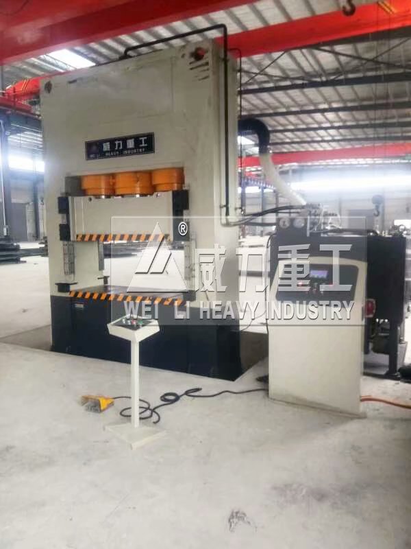 1000噸框架式拉伸液壓機(jī)客戶使用現(xiàn)場1